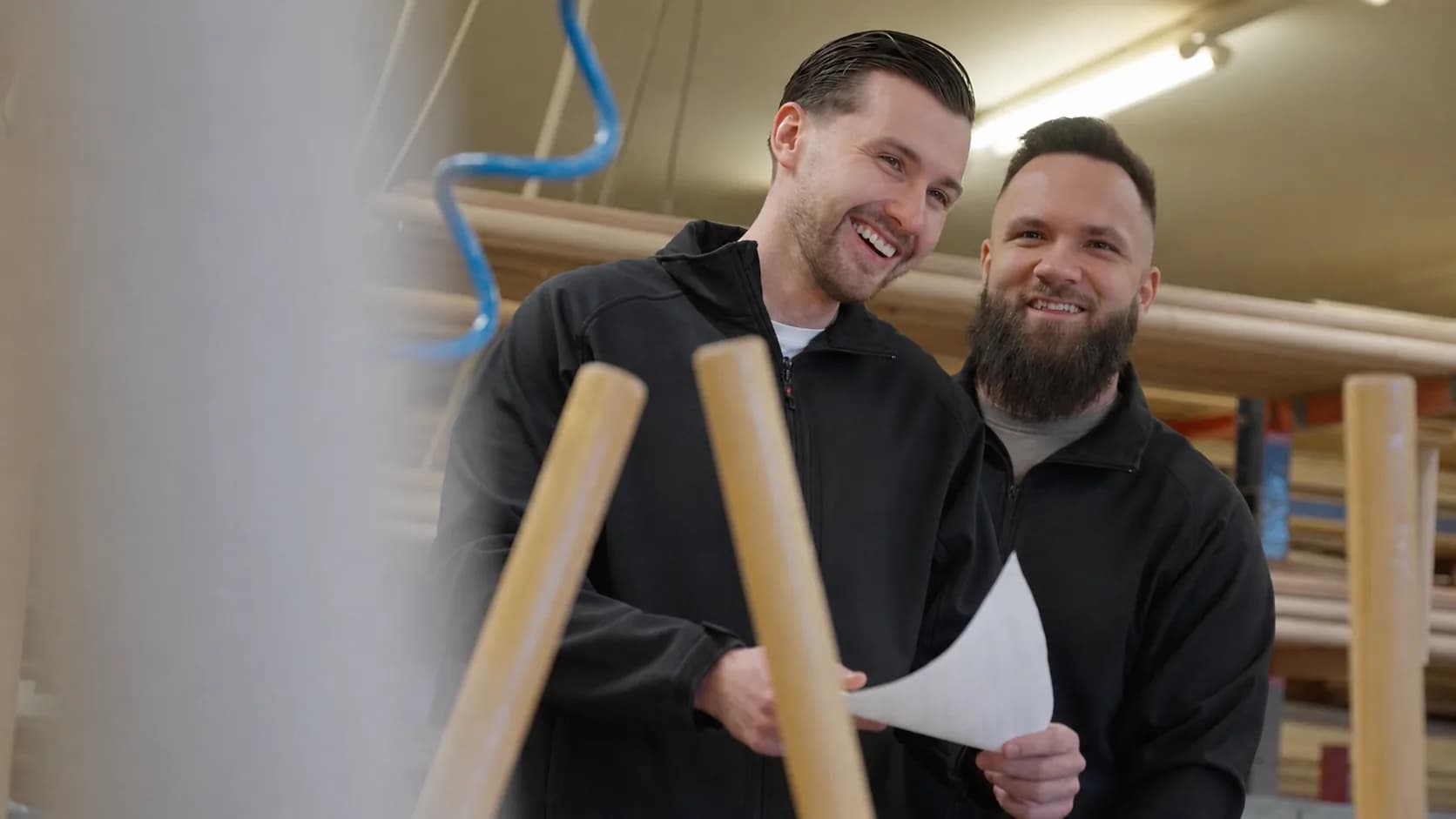 Das Team von World Wide Wood in der Werkstatt